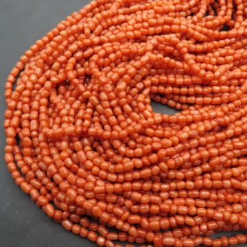 Koral czerwony jasny (buraczkowy) kostki nieregularne 4 mm (sznur)