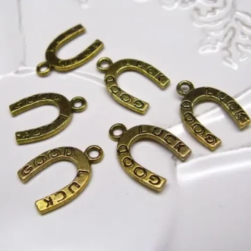 Metalowy element ozdobny - złota podkowa z napisem "Good luck" 12x14 mm
