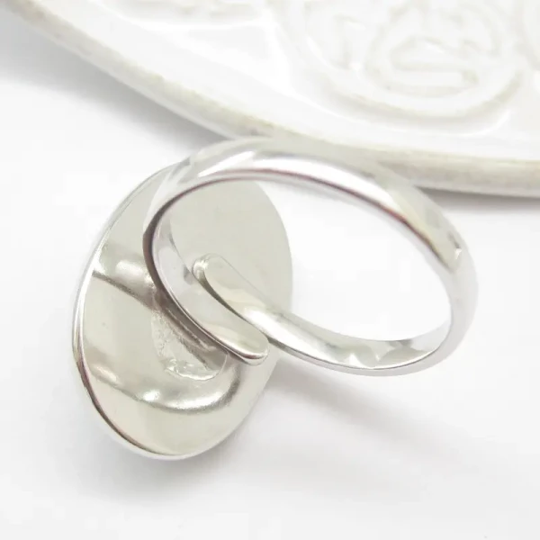 Opal Ognisty i srebro rodowane - pierścionek owal (Rozmiar Jubilerski 15) z regulacją