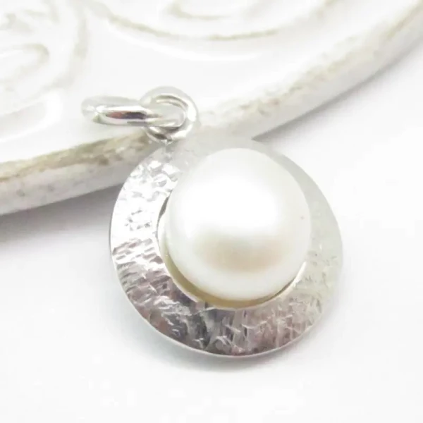 Perły Białe w srebrze młotkowanym - komplet: kolczyki i wisiorek 