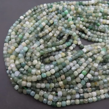 Jadeit zielony fasetowany kostki 4 mm (sznur)