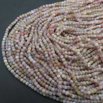 Opal Różowy fasetowane kostki 4 mm (sznur)